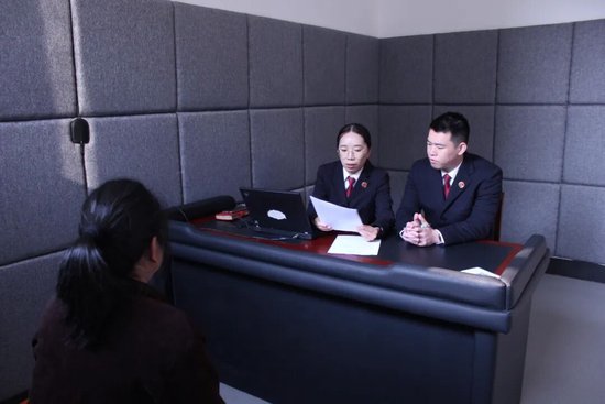 　文成县检察院承办检察官向陈某红宣告不起诉决定。