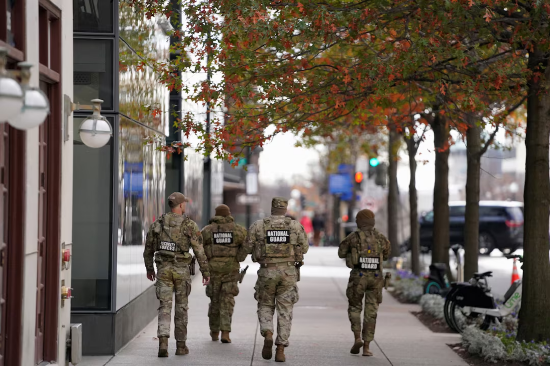 特朗普将移民禁令延长至3月底__特朗普叫停移民入美