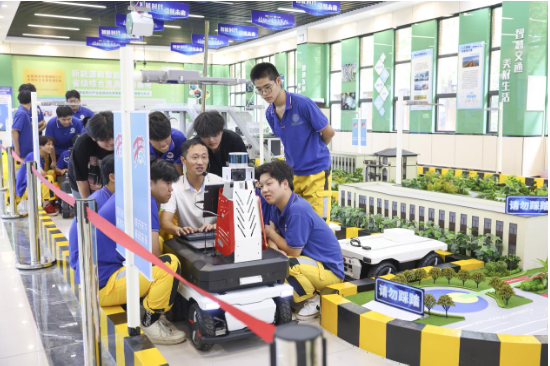 学生在认真学习调试自动驾驶车辆