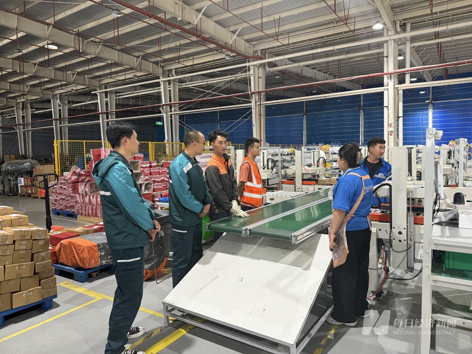 多家快递员在中咖工厂流水线等待收快递 每经记者 赵雯琪 摄