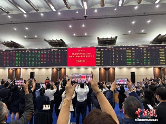 胶版印刷纸期货及期权，燃料油、石油沥青和纸浆期权在上期所挂牌现场。高志苗 摄