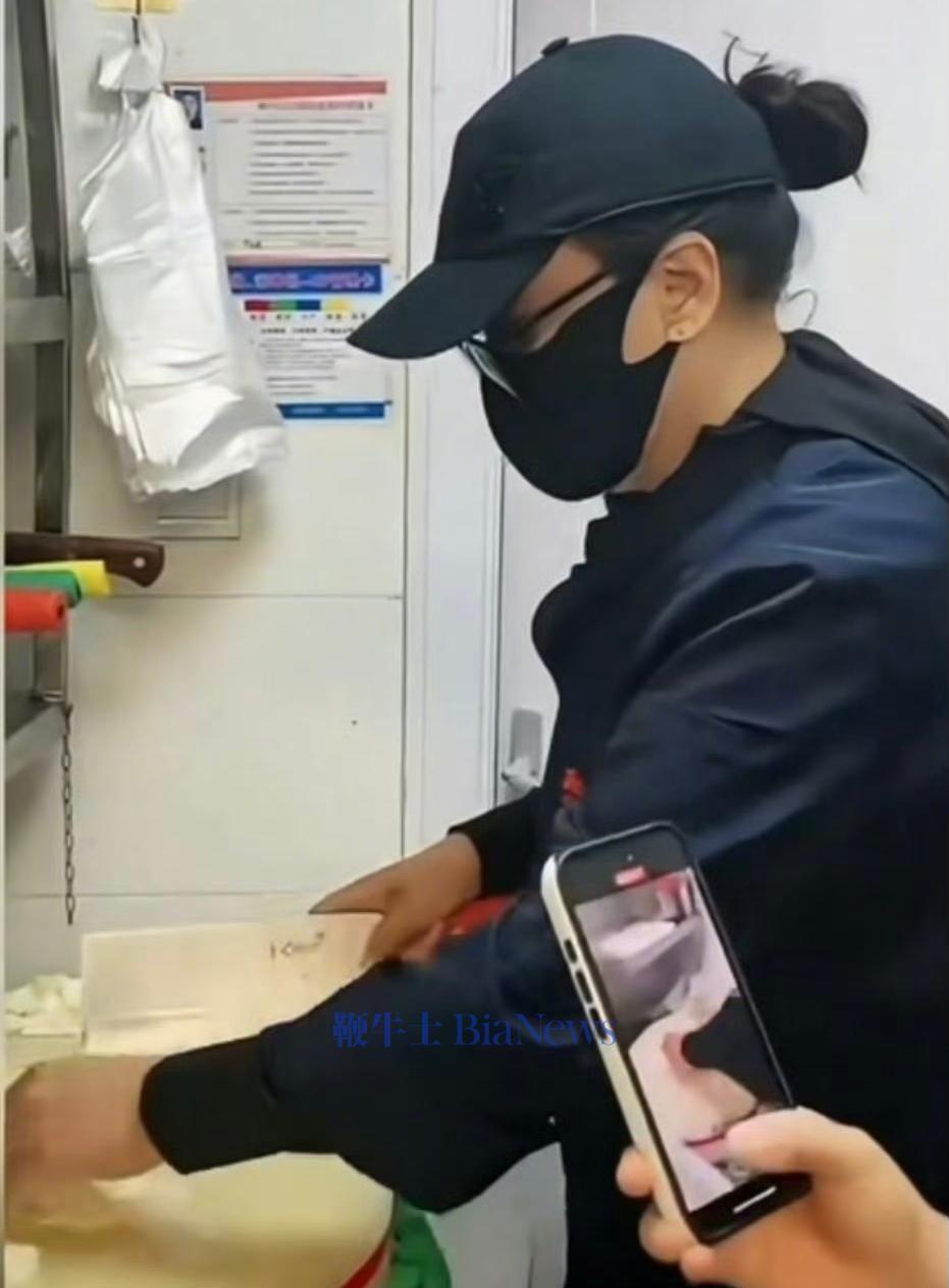 _卷毛蹭纯黑热度_跑男蹭快乐大本营热度