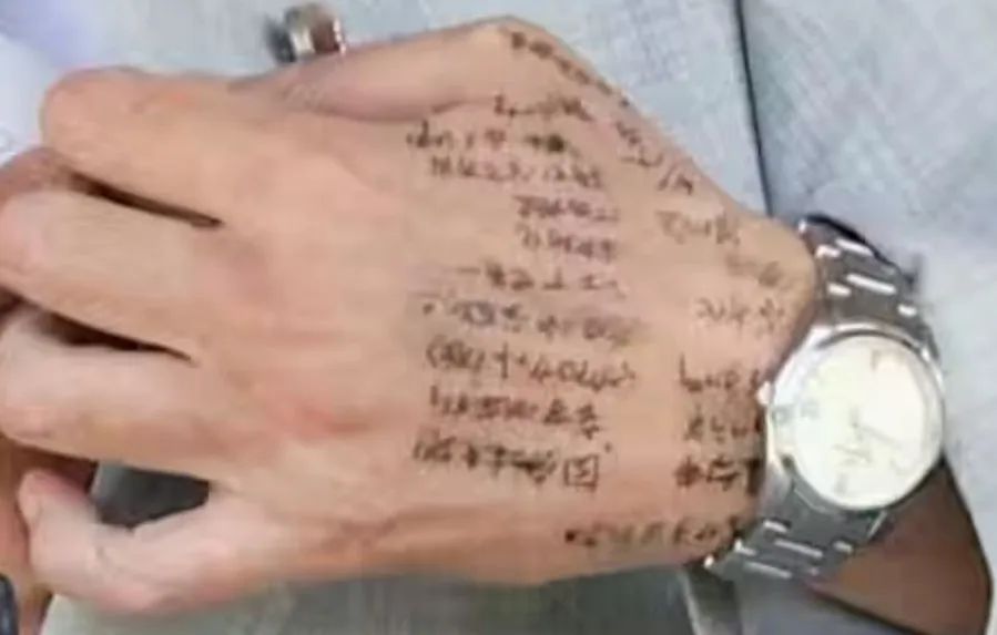 _“头回见”！石破茂手背写满“小抄”_“头回见”！石破茂手背写满“小抄”