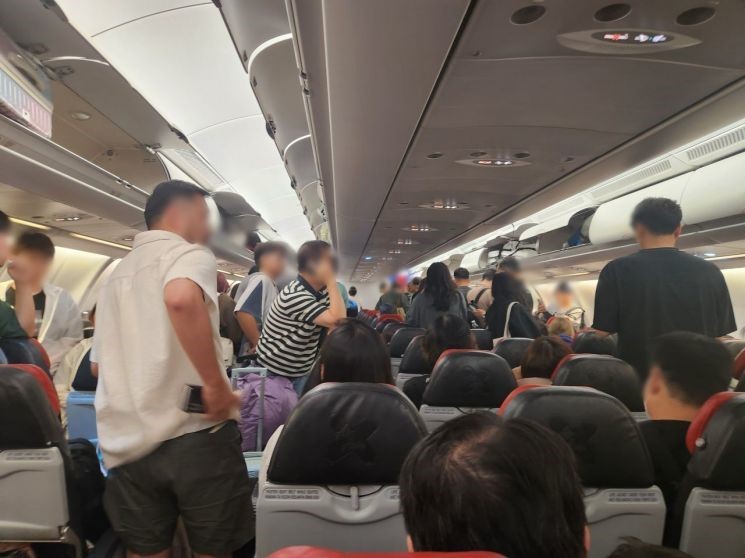 客机飞错机场__乘客降落客机
