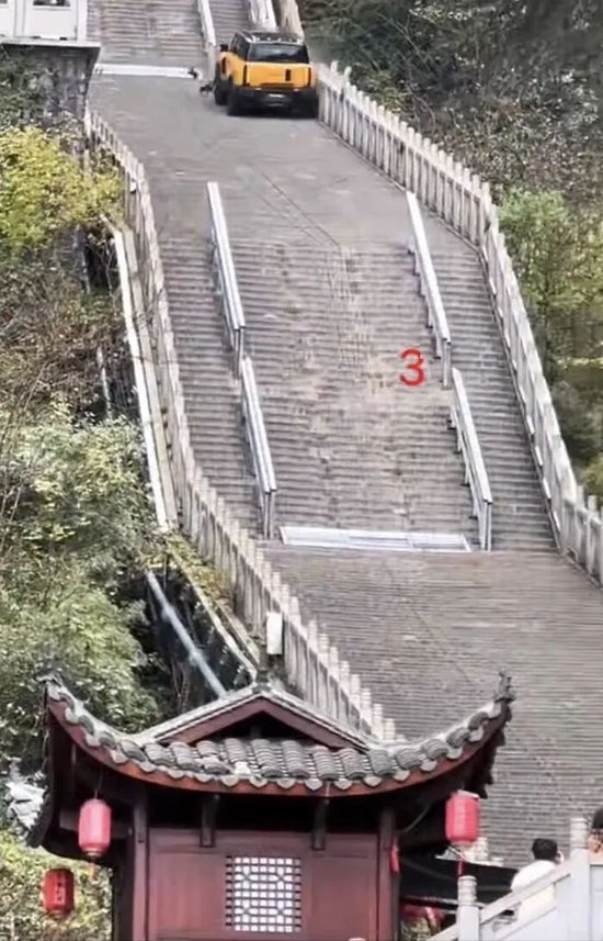 奇瑞汽车凌晨致歉:将全力修复并承担赔偿!此前,汽车攀爬张家界天门山999阶天梯,结果溜下台阶撞坏护栏__奇瑞汽车凌晨致歉:将全力修复并承担赔偿!此前,汽车攀爬张家界天门山999阶天梯,结果溜下台阶撞坏护栏