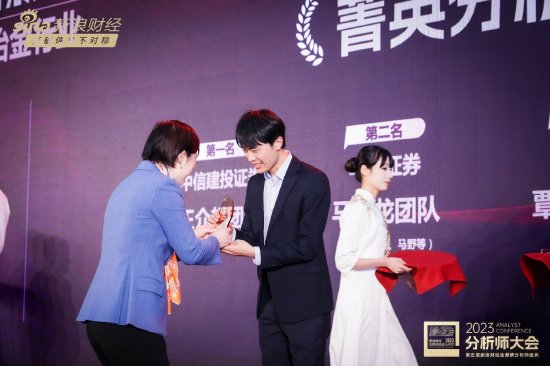 丝巾女神洪霞再出发！贝莱德基金原副总加盟永赢任高级顾问__丝巾女神洪霞再出发！贝莱德基金原副总加盟永赢任高级顾问
