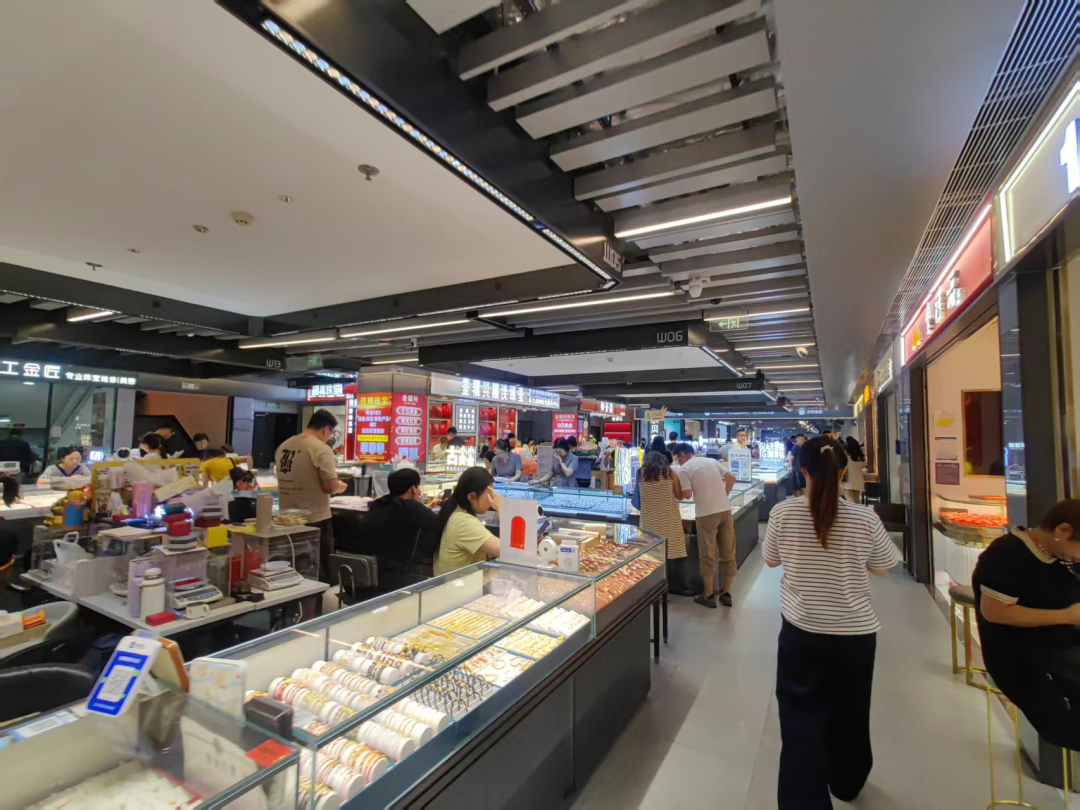 热搜第一，金饰克价突破1200元，买100克晚1年多花3万元！网友：真后悔了！年轻人买黄金贴纸，最低仅几十元__热搜第一，金饰克价突破1200元，买100克晚1年多花3万元！网友：真后悔了！年轻人买黄金贴纸，最低仅几十元