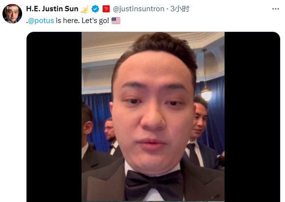 _特朗普乱砸东西_特朗普抗议者聚集砸币晚宴视频
