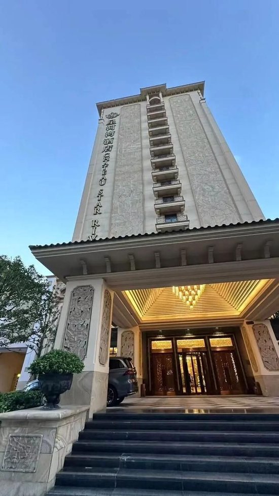 _夫妻住上海五星级酒店，半夜被迫躲在阳台：第一次遇到这种事！_夫妻住上海五星级酒店，半夜被迫躲在阳台：第一次遇到这种事！