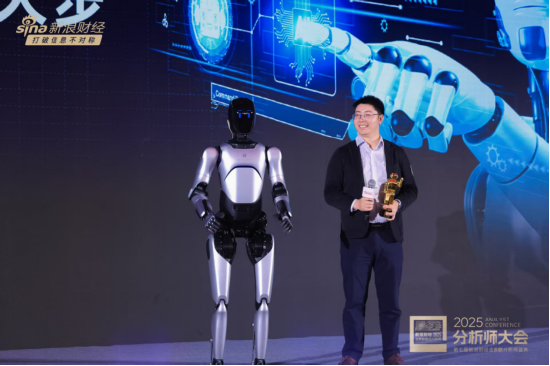 _智元远征A2登上金麒麟舞台：那句“我既是颁奖嘉宾又是您的研究对象”标记了一个时刻_智元远征A2登上金麒麟舞台：那句“我既是颁奖嘉宾又是您的研究对象”标记了一个时刻