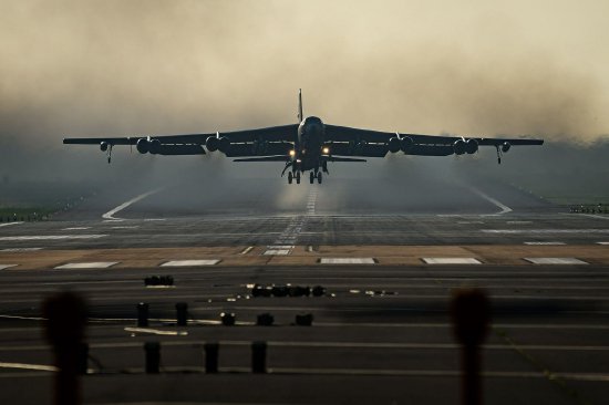3月19日,美国空军B-52战略轰炸机从英国费尔福德皇家空军基地起飞