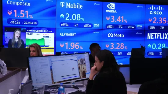 尾盘：道指上涨逾1000点，突破5万点大关__尾盘：道指上涨逾1000点，突破5万点大关