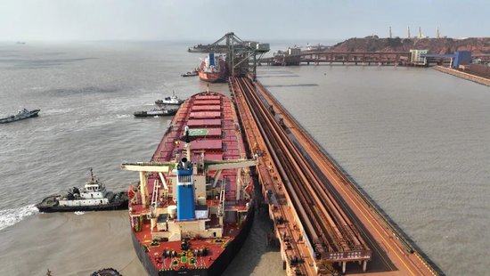 视频|首船西芒杜铁矿石运抵中国宝武马迹山港_视频|首船西芒杜铁矿石运抵中国宝武马迹山港_