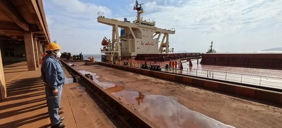 视频|首船西芒杜铁矿石运抵中国宝武马迹山港_视频|首船西芒杜铁矿石运抵中国宝武马迹山港_