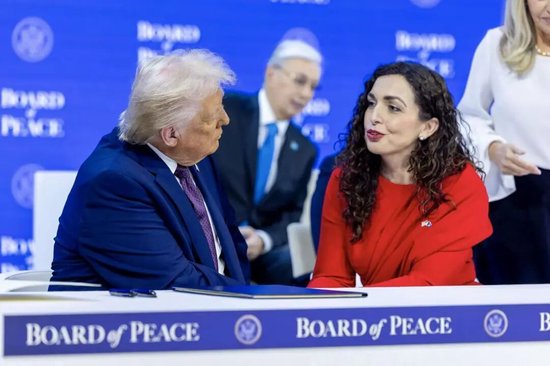 _特朗普弹琴视频_特朗普吹过的牛集锦